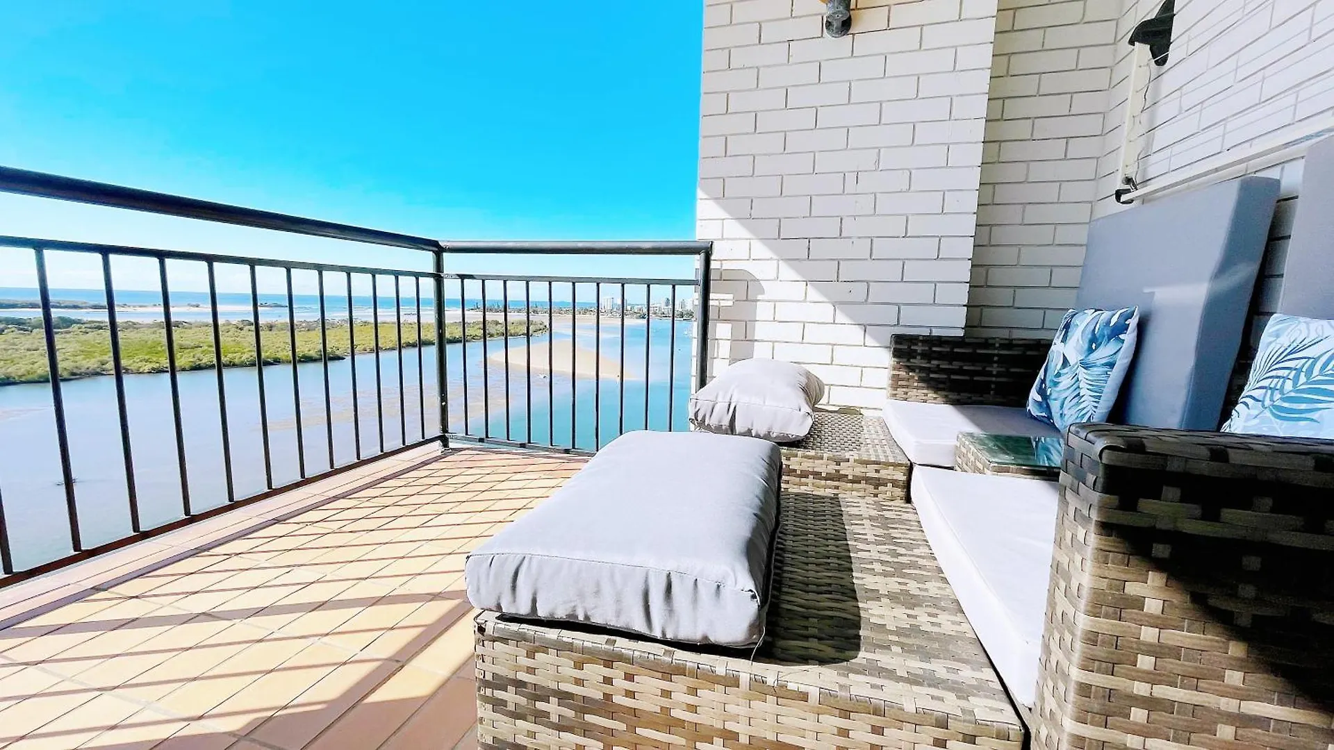 Aparthotel Maroochydore Riverfront Apartment