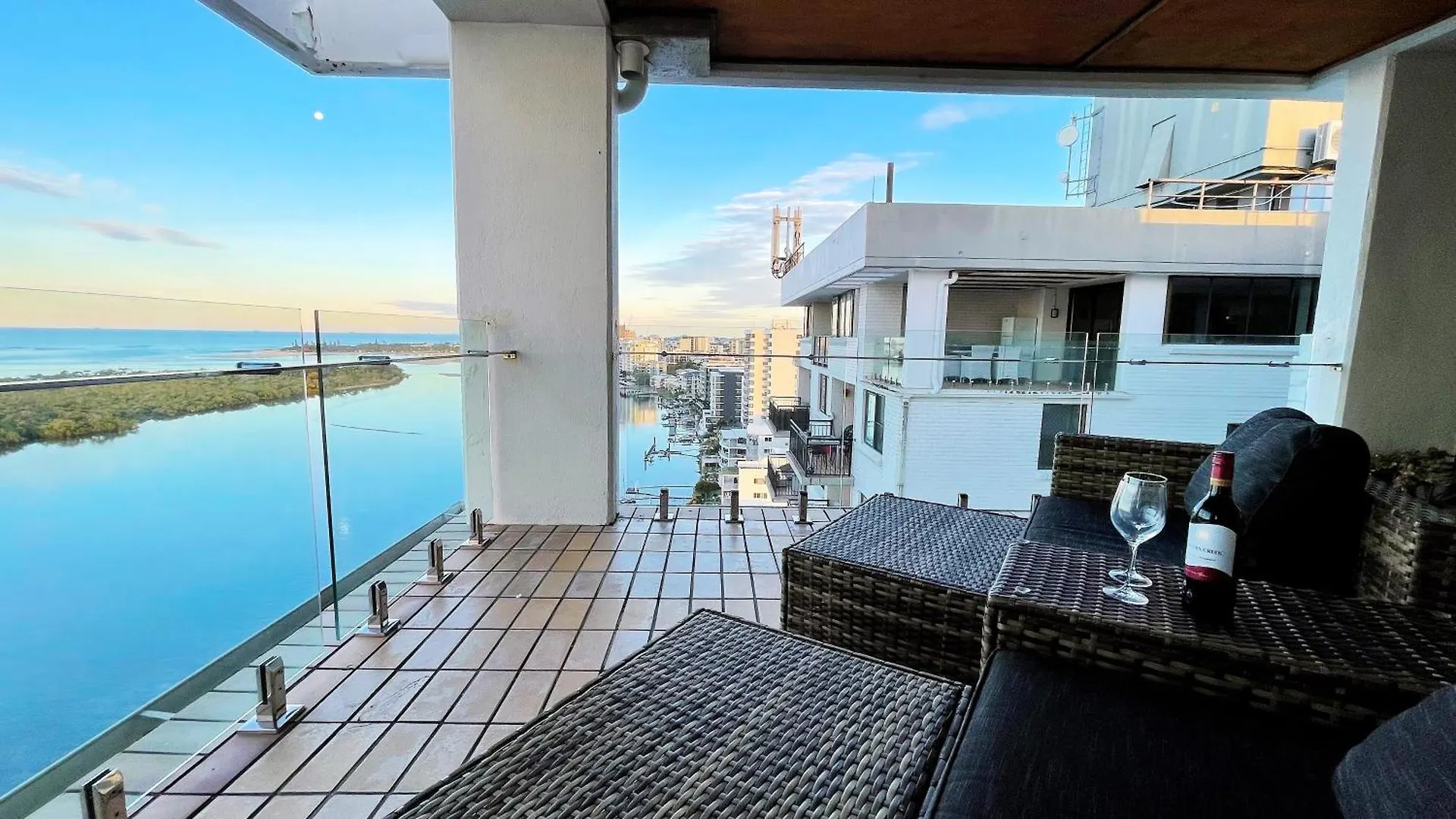 Aparthotel Maroochydore Riverfront Apartment