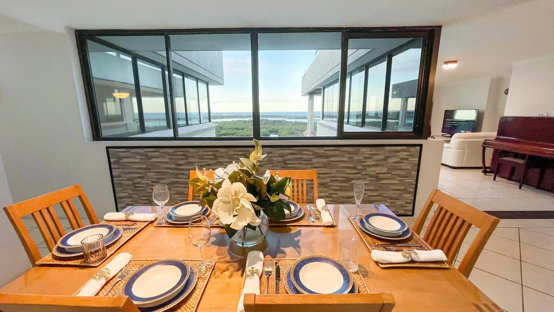 Maroochydore Riverfront Apartment 0*,