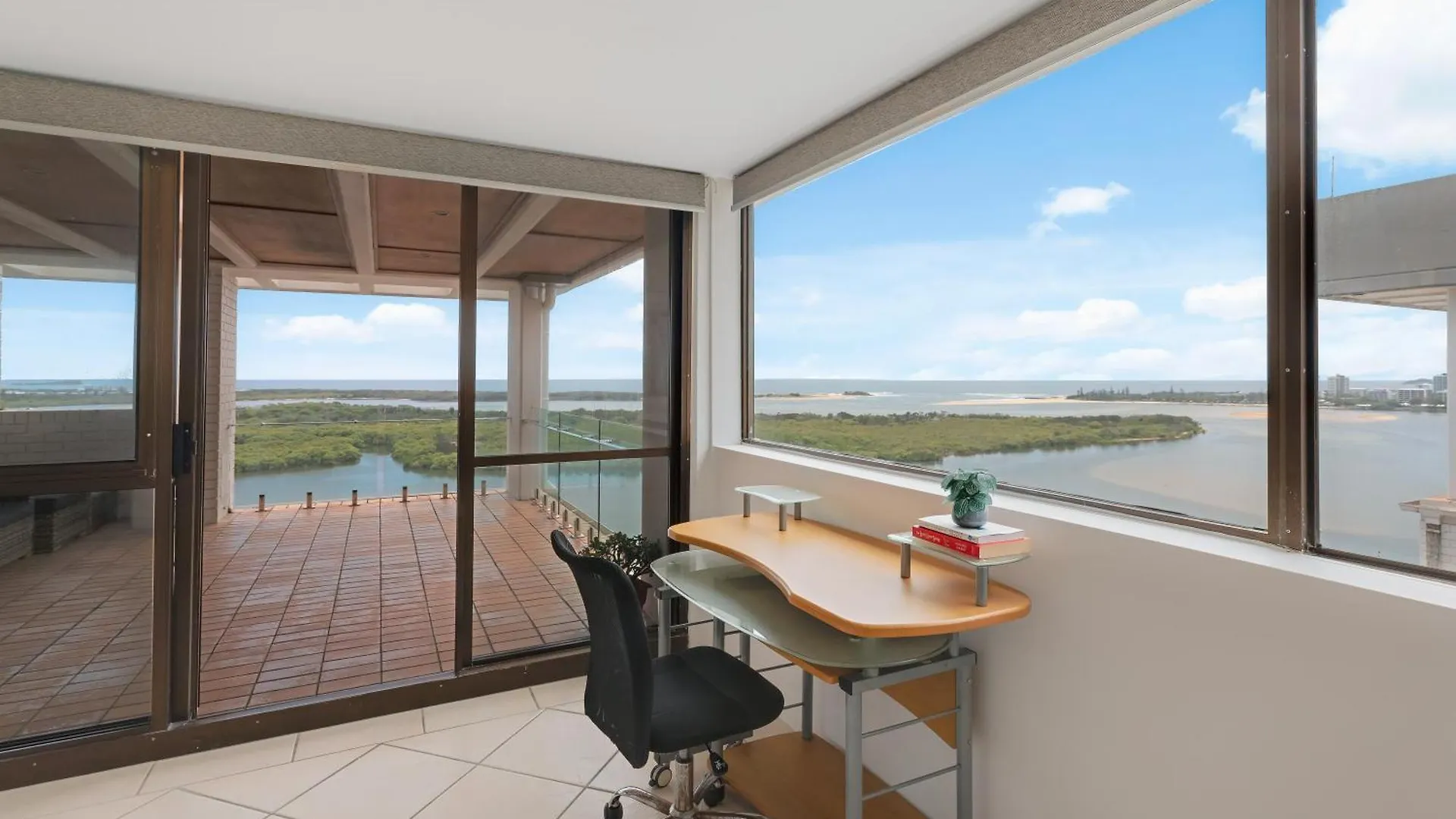 Maroochydore Riverfront Apartment Aparthotel