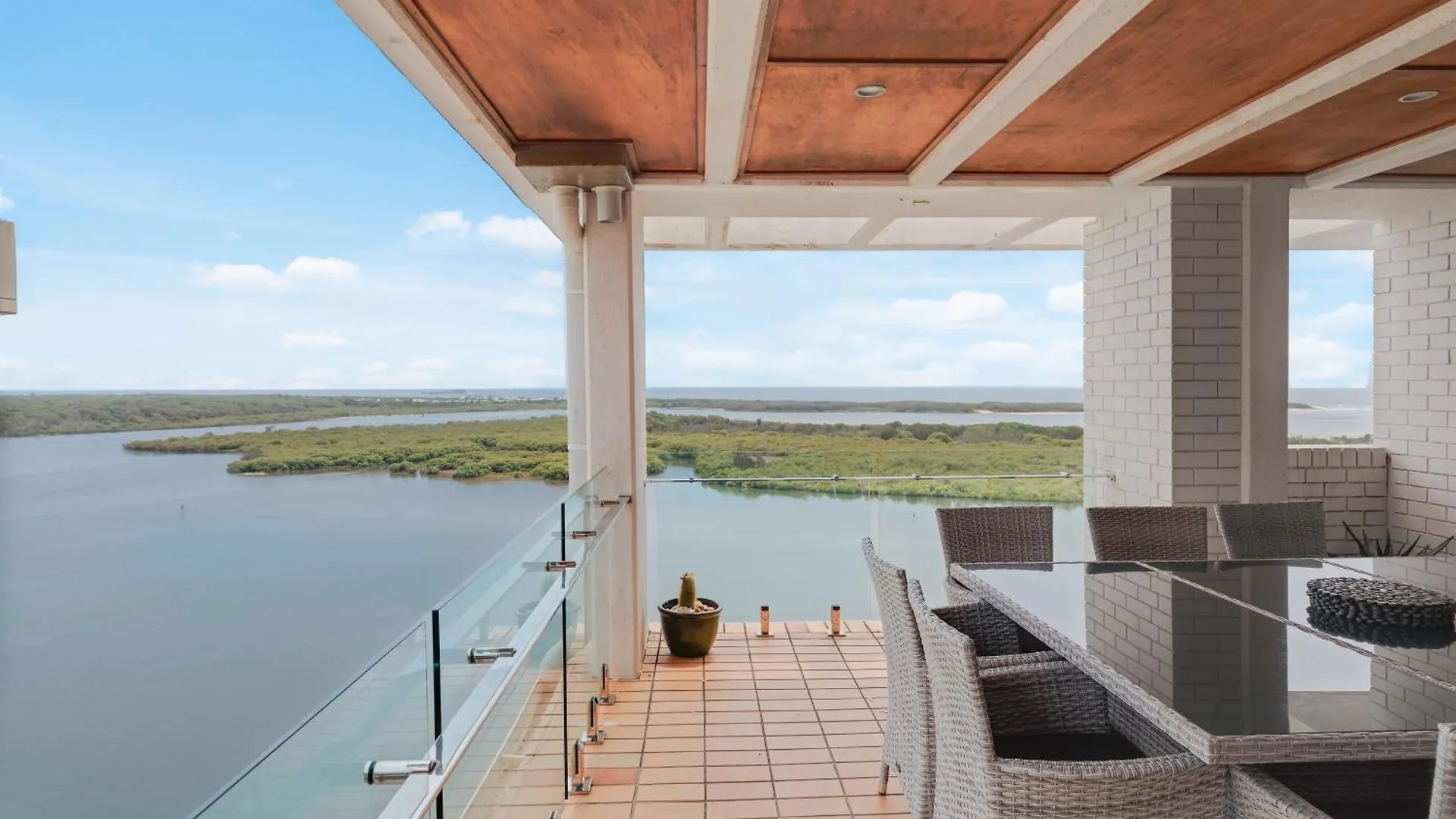 Maroochydore Riverfront Apartment Aparthotel